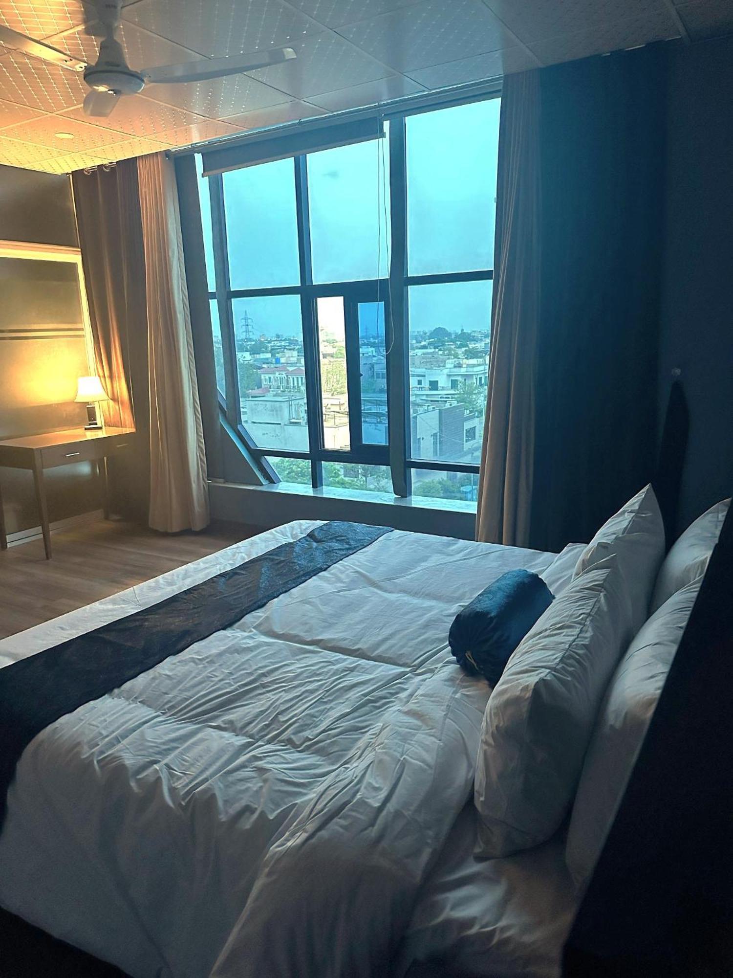 Luxury Apartment In Dha Phase 8, Near Allama Iqbal International Airport Lahore Luaran gambar